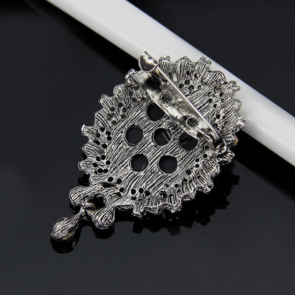 Cameo Pearl Crystal Rhinestone Brooch Pin - Picture 4 of 4